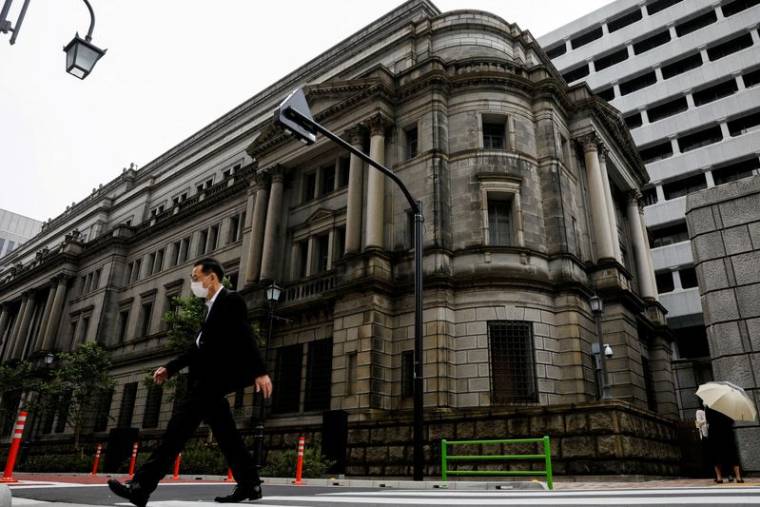 Photo d'archives d'un homme passant devant le siège de la Banque du Japon à Tokyo