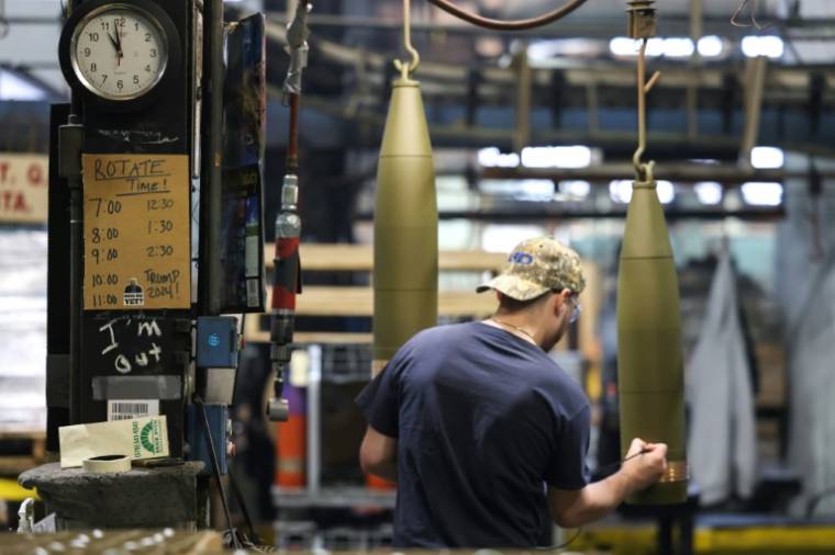 Un ouvrier travaille sur des obus de 155 mm à l'usine SCAAP de Scranton, en Pennsylvanie, le 16 avril 2024 ( AFP / Charly TRIBALLEAU )