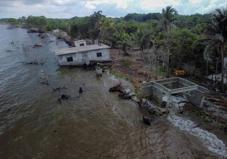 Les restes de maisons construites sur le littoral et détruites en raison de la montée du niveaux des eaux à El Bosque, au Mexique