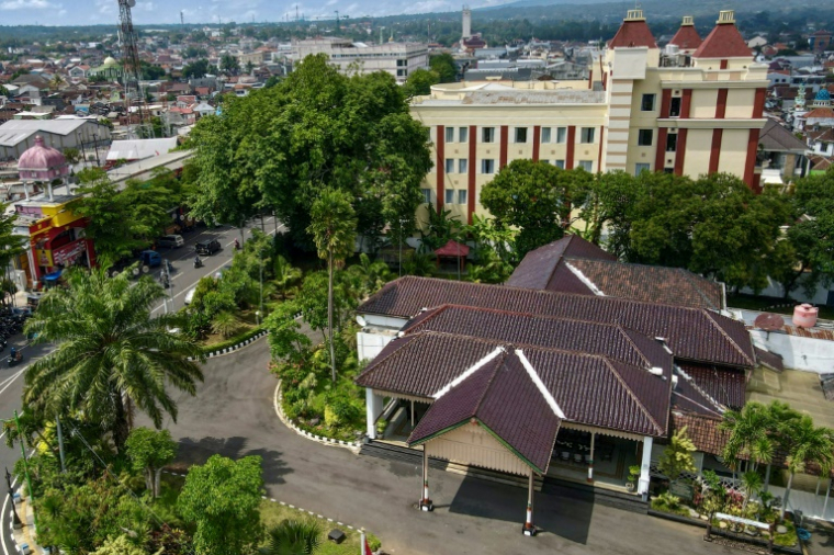 Un train touristique à vapeur reliant Ambarawa et Tuntang passe devant des maisons et des rizières à Salatiga, dans le centre de Java, le 25 septembre 2024 ( AFP / BAY ISMOYO )