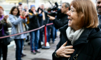 Gisèle Pelicot (d) arrive au tribunal d'Avignon, le 20 novembre 2024 ( AFP / Christophe SIMON )