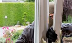 (Crédits photo : Adobe Stock - Homme cagoulé tentant une intrusion dans une maison par une porte-fenêtre)