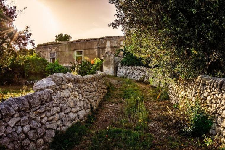 Un chemin communal, fermé car un mur menace de s'effondrer, coupe la propriété d'un homme à Saint-Julien-des-Landes (Vendée). (illustration) (Pixabay / Tama66)
