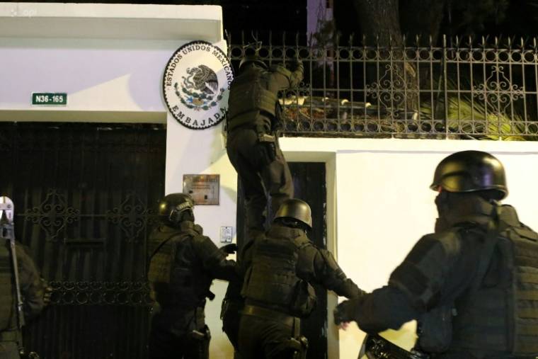 Des policiers équatoriens font irruption dans l'ambassade du Mexique à Quito pour y arrêter l'ex-vice-président équatorien Jorge Glas, le 5 avril 2024 ( AFP / ALBERTO SUAREZ )