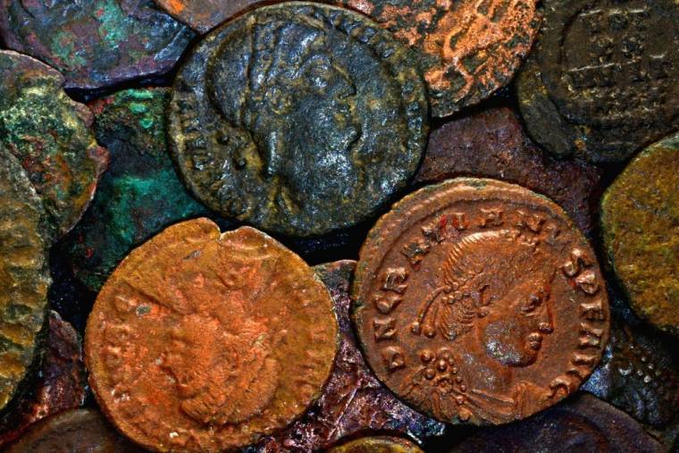 Le père et son fils pillaient des trésors archéologiques dans un lac de Savoie, 3 000 pièces saisies