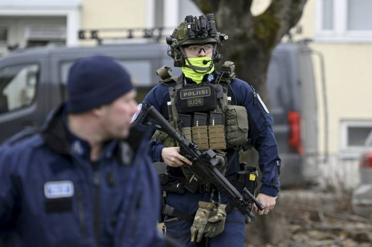 Des policiers finlandais sur le site d'une fusillade dans une école à Vantaa, le 2 avril 2024 ( Lehtikuva / Markku Ulander )