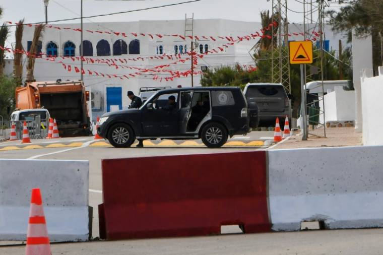 Des policiers sécurisent un périmètre près de la synagogue de Ghriba après une attaque, le 10 mai 2023 à Djerba, en Tunisie ( AFP / Fethi Belaid )