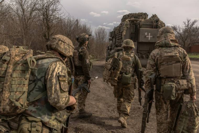 Des soldats ukrainiens se dirigent vers la ligne de front, en direction d'Avdiïvka, dans la région de Donetsk, le 3 avril 2024 ( AFP / Roman PILIPEY )