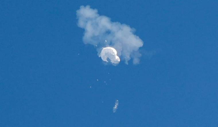 Le ballon espion chinois présumé dérive vers l'océan après avoir été abattu au large de Surfside Beach, Caroline du Sud, États-Unis