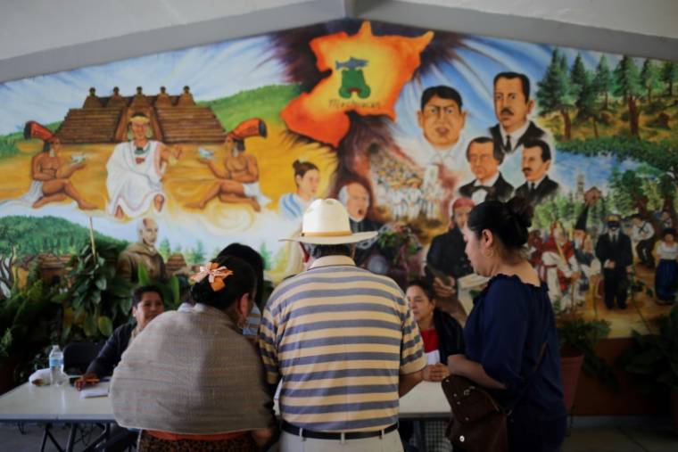 Des membres de la communauté autochtone Purepecha participent à l'élection de leurs leaders traditionnels à Cheran dans l'Etat du Michoacan dans l'ouest du Mexique le 19 mai 2024 ( AFP / ENRIQUE CASTRO )