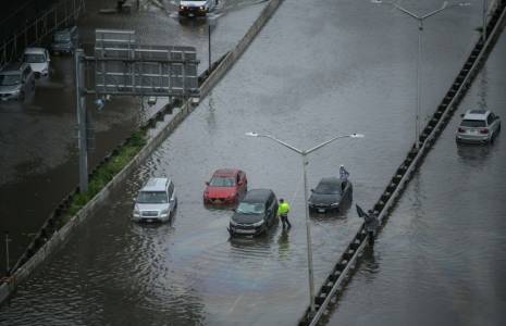 Une vue de la voie rapide "FDR drive" inondée après de fortes pluies à New York le 29 septembre 2023 ( AFP / Ed JONES )