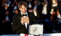 Le réalisateur américain Sean Baker pose après avoir remporté la Palme d'or au 77e festival de Cannes, le 25 mai 2024 à Cannes   ( AFP / Sameer Al-Doumy )
