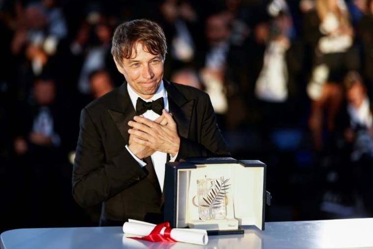 Le réalisateur américain Sean Baker pose après avoir remporté la Palme d'or au 77e festival de Cannes, le 25 mai 2024 à Cannes   ( AFP / Sameer Al-Doumy )