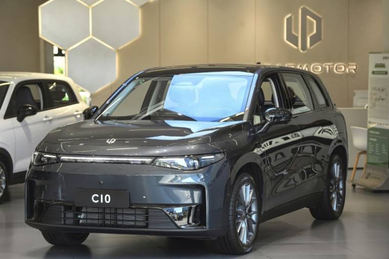 Le SUV C10 du constructeur chinois de voitures électriques Leapmotor exposé à Hangzhou, dans la province chinoise du Zhejiang, le 14 mai 2024 ( AFP / - )