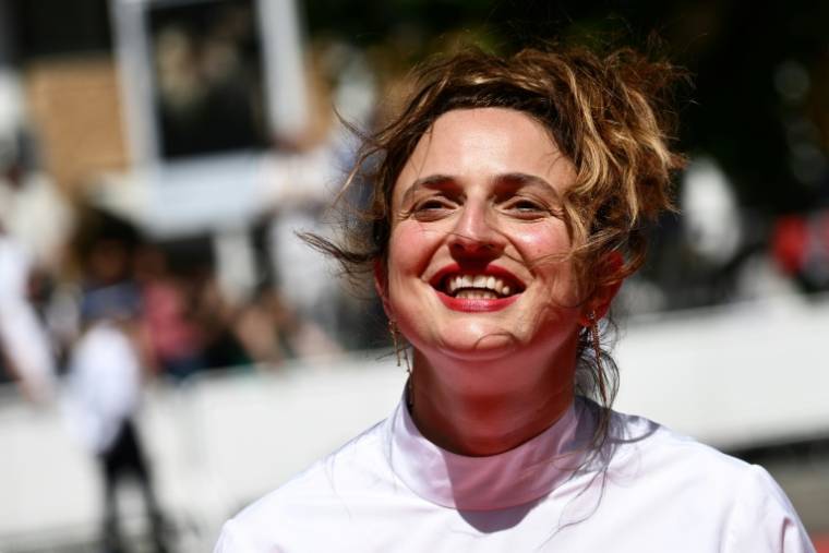 Alice Rohrwacher sur le tapis rouge pour "La Chimera", le 23 mai 2023 au 76e Festival de Cannes ( AFP / CHRISTOPHE SIMON )