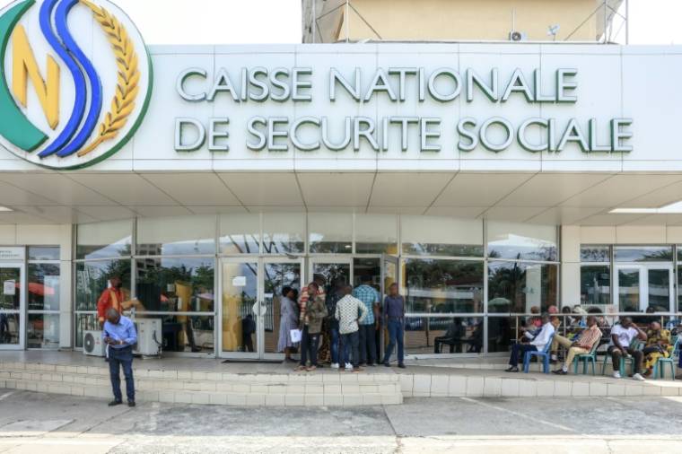 Des personnes patientent devant la Caisse nationale de sécurité sociale à Libreville, le 12 septembre 2023 ( AFP / - )