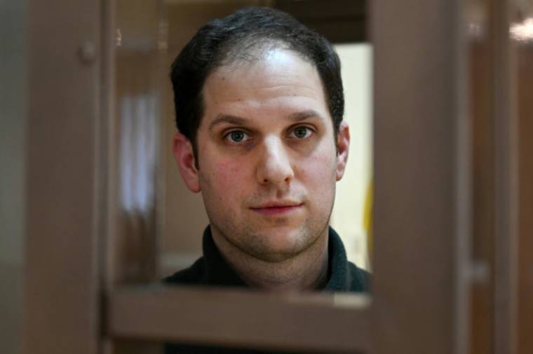 Evan Gershkovich, le 20 février 2024, au tribunal de Moscou ( AFP / NATALIA KOLESNIKOVA    )