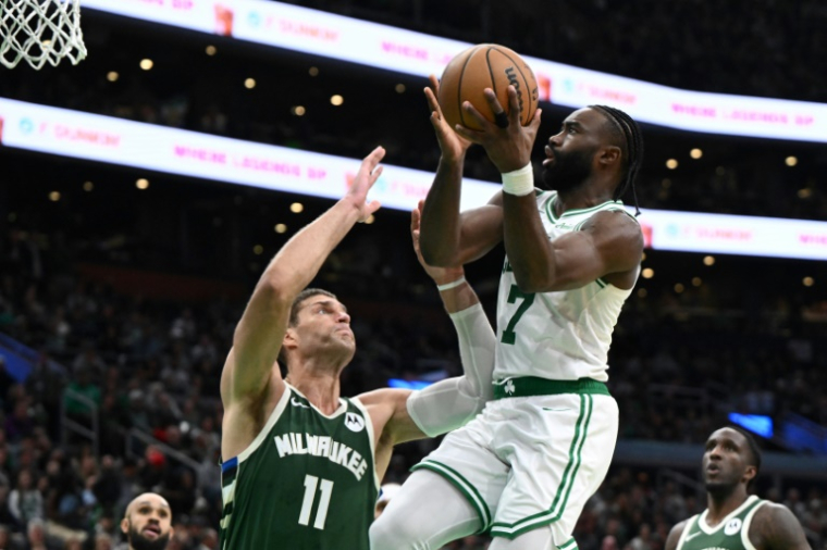 Jaylen Brown (Boston, d.) est défié par Brook Lopez (Milwaukee, g.) lors de la victoire des Celtics sur les Bucks en NBA, le 28 octobre 2024 ( GETTY IMAGES NORTH AMERICA / Brian Fluharty )