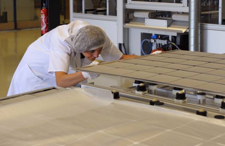 Un ouvrier construit un panneau solaire dans une usine à Sainte Marguerite, dans l'est de la France