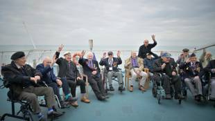 Des vétérans britanniques lors d'un voyage vers la France à bord du ferry Brittany Ferries, au large de Portsmouth, le 4 juin 2024, dans le cadre des commémorations du « jour J » ( AFP / Lou BENOIST )