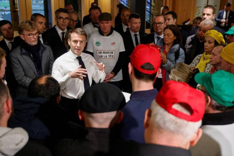 Emmanuel Macron rencontre des agriculteurs manifestant avant l'ouverture du Salon de l'Agriculture à Paris