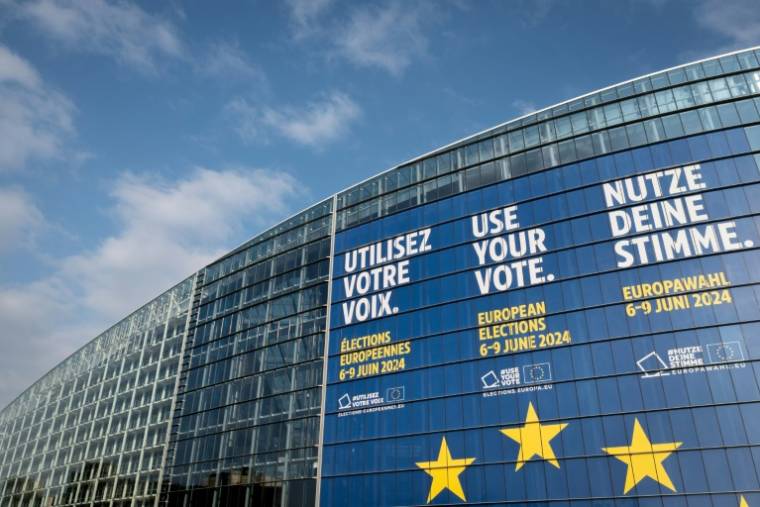 Une affiche géante appelant à voter aux élections européennes sur la façade du Parlement européen à Strasbourg, le 8 mai 2024 ( AFP / SEBASTIEN BOZON )