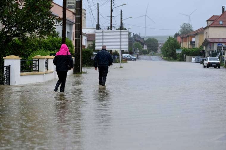 Une rue inondée à Boulay-Moselle, dans le département de la Moselle, le 17 mai 2024 ( AFP / Jean-Christophe VERHAEGEN )
