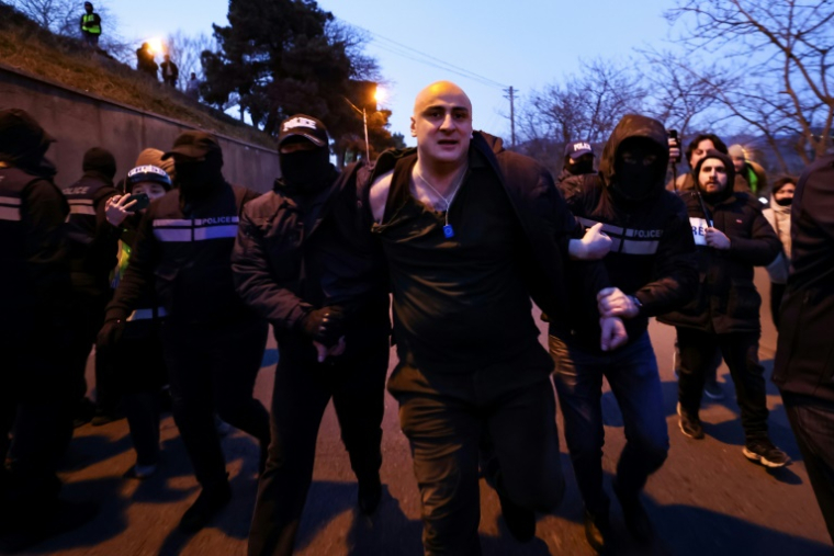 Nika Melia, opposant géorgien du parti libéral pro-européen Akhali, est interpellé par les forces de l'ordre lors d'une manifestation contre le gouvernement, le 2 février 2025 à Tbilissi  ( AFP / Giorgi ARJEVANIDZE )