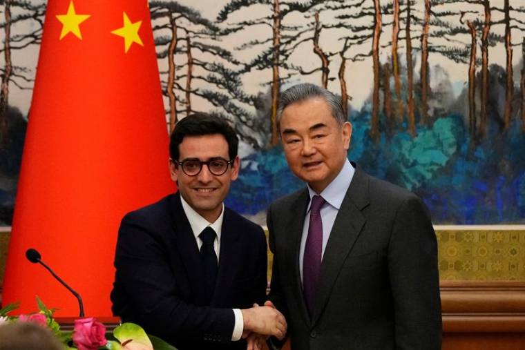 Le ministre chinois des affaires étrangères, Wang Yi, et son homologue français,Stéphane Sejourne, après une conférence de presse conjointe à la maison d'hôtes de l'État de Diaoyutai à Pékin