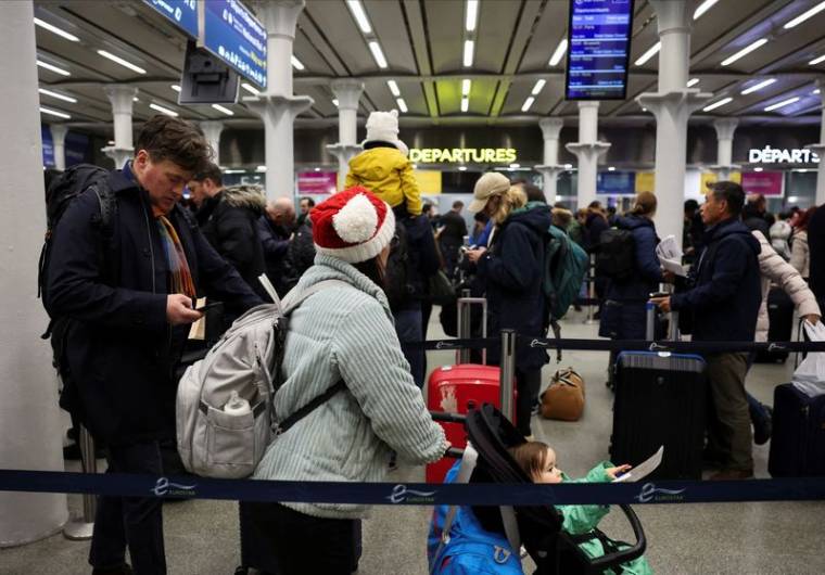 Les passagers font la queue aux portes de départ du terminal Eurostar à la gare internationale de St Pancras, à Londres