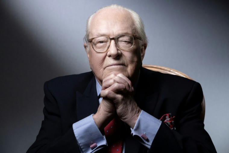 Jean-Marie Le Pen pose chez lui à Saint-Cloud, le 14 janvier 2021 ( AFP / JOEL SAGET )