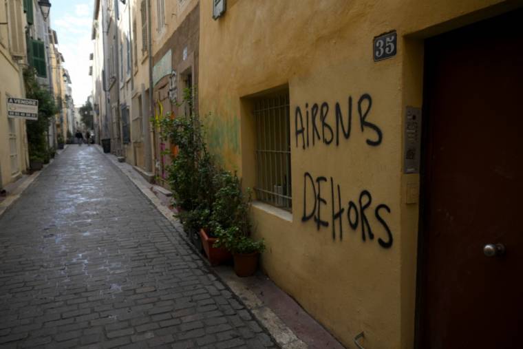 Un graffiti "Airbnb dehors", dans le quartier du Panier, une zone touristique de Marseille, le 10 novembre 2023.  ( AFP / NICOLAS TUCAT )
