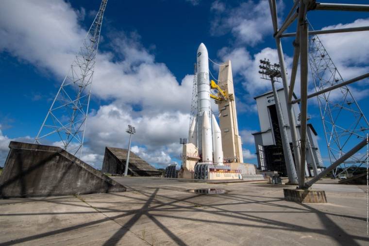 Une fusée européenne Ariane 6 sur sa zone de lancement, dans le port spatial européen de Kourou, en Guyane, le 22 juin 2023.  ( ArianeGroup / S MARTIN )