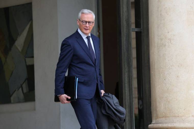 Le ministre français de l'Economie et des Finances, Bruno Le Maire, quitte le Palais de l'Élysée