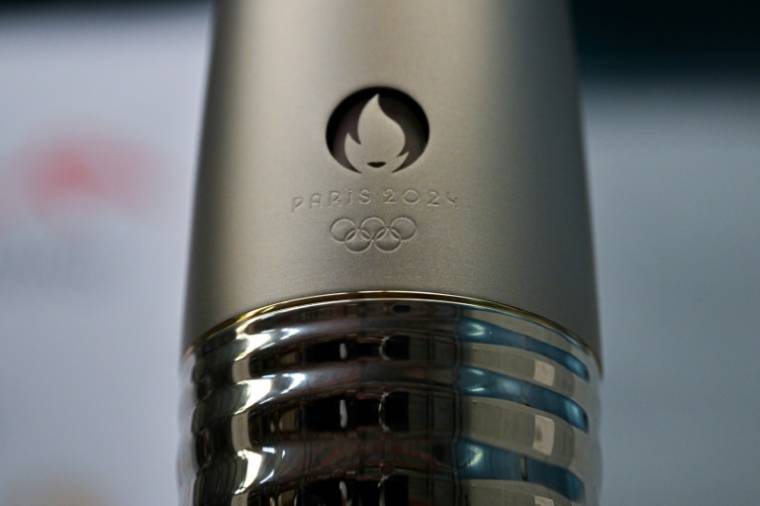 The logo of the 2024 Olympic Games engraved on the recycled steel torch assembled in a Guy Degrenne factory in Vire (Calvados) on November 17, 2023 (AFP / LOU BENOIST)