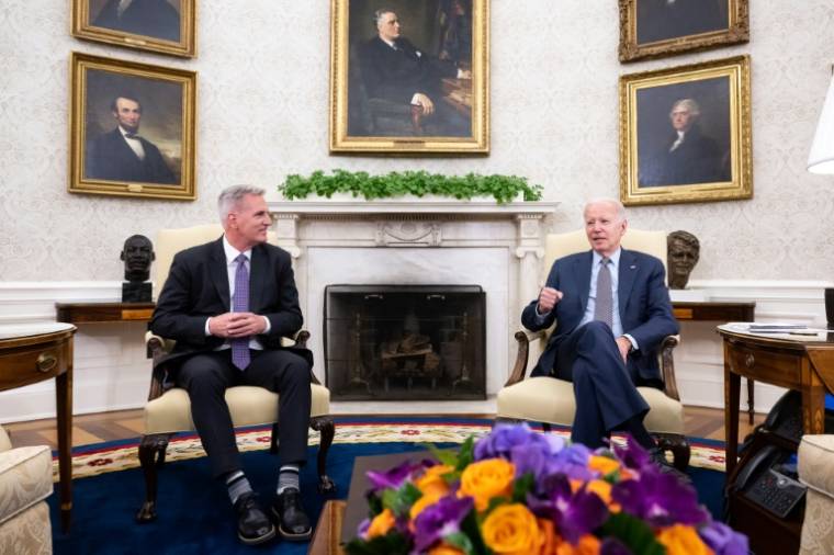 Le président Joe Biden et le chef de l'opposition Kevin McCarthy en amont d'une réunion en tête-à-tête dans le Bureau ovale de la Maison Blanche, le 22 mai 2023 ( AFP / SAUL LOEB )