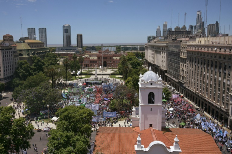 Des manifestants participent à un rassemblement pour protester contre le gouvernement du président argentin Javier Milei sur la place de Mai à Buenos Aires, le 5 décembre 2024 ( AFP / Juan Mabromata )