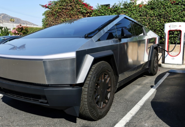 Le Cybertruck de Tesla, dont les livraisons ont débuté fin 2023, le 24 juillet 2024 à Burbank, Californie (GETTY IMAGES NORTH AMERICA / MARIO TAMA)