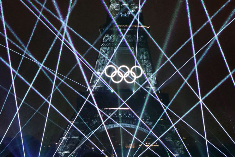 Les anneaux olympiques illuminés sur la Tour Eiffel lors de la cérémonie d'ouverture des Jeux olympiques de Paris 2024