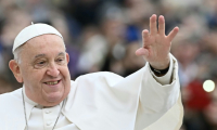 Le pape François salue la foule lors de son audience générale hebdomadaire, place Saint-Pierre au Vatican, le 20 novembre 2024 ( AFP / Filippo MONTEFORTE )