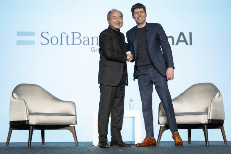 Le patron d'OpenAI Sam Altman (d) et le PDG de SoftBank Masayoshi Son, le 3 février 2025 à Tokyo  ( AFP / Yuichi YAMAZAKI )