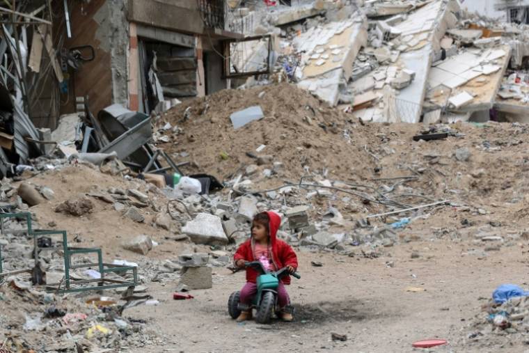 Un enfant joue dans les ruines de la ville de Gaza, le 8 avril 2024 ( AFP / - )