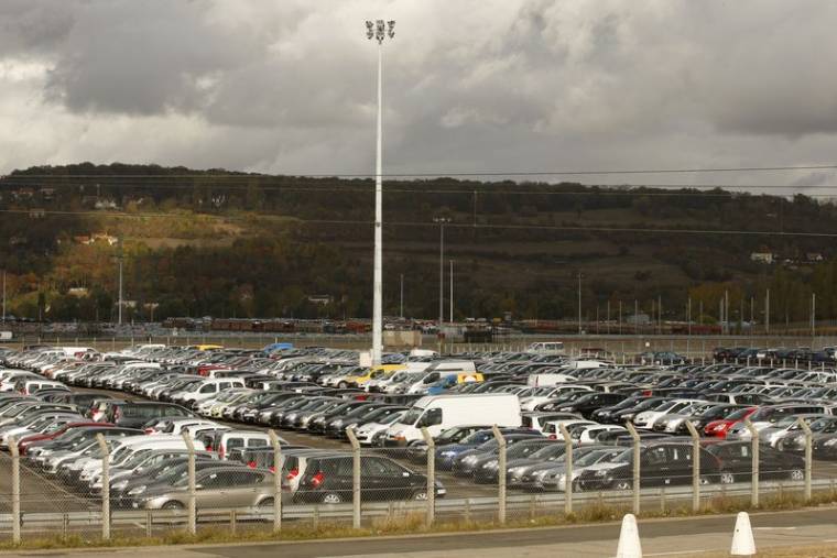 Des stocks de voitures neuves Renault sont garés dans un parking à Flins-sur-Seine, près de Paris