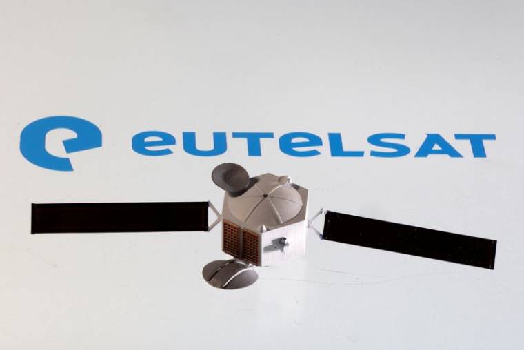 L'ancien logo d'Eutelsat, avec sa fusion avec OneWeb, et un modèle de satellite