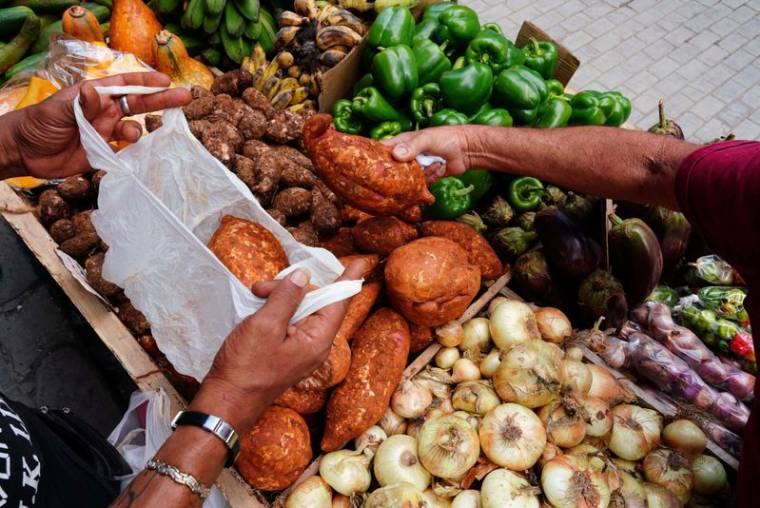 Une personne achète des légumes dans le centre de La Havane, Cuba