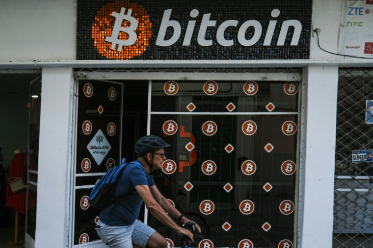 Un magasin faisant la promotion du bitcoin à Nicosie, Chypre, le 25 septembre 2024 ( AFP / Jewel SAMAD )