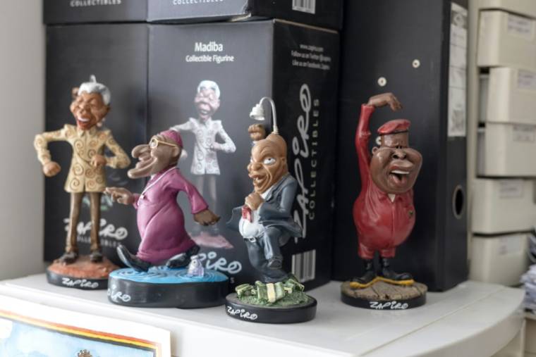 Des figurines représentant (de G à D) Nelson Mandela, l'archevêque Desmond Tutu, Jacob Zuma et Julius Malema, créées par le caricaturiste Zapiro, de son vrai nom Joseph Shapiro, dans son atelier au Cap le 4 avril 2024  ( AFP / WIKUS DE WET )