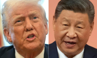 Combinaison d'images créée le 04 février 2025: le président américain Donald Trump (G) à Washington, le 3 février 2025 ; et le président chinois Xi Jinping à Macao, le 19 décembre 2024 Le président américain Donald Trump et son homologue chinois Xi Jinping devraient s'entretenir par téléphone le 4 février 2025, quelques heures seulement après avoir imposé des droits de douane à leurs économies respectives dans le cadre d'une escalade de la guerre commerciale. ( AFP / Jim WATSON )