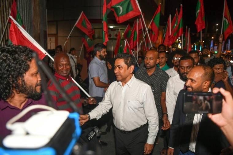 L'ancien président des Maldives, Abdulla Yameen (c), accueilli par des partisans, le 18 avril 2024 à Malé ( AFP / Mohamed Afrah )