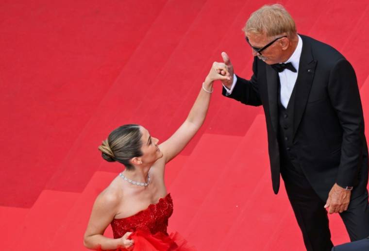 L'acteur-réalisateur américain Kevin Costner et l'actrice américaine Isabelle Fuhrman  arrivent pour la projection du film "Horizon: An American Saga", le 19 mai 2024 à Cannes  ( AFP / Loic VENANCE )